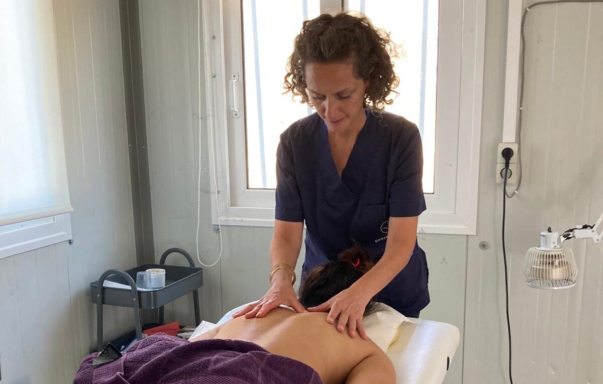 Houri working with Earth Medicine Physical Rehab helping migrants arriving at the Kara Tepe camp.